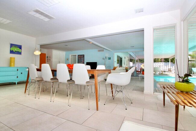 Foto del edificio - 877 S Riverside Dr