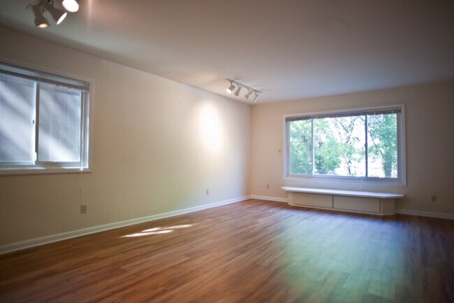 Building Photo - Live at Chancellor Square in a renovated u...