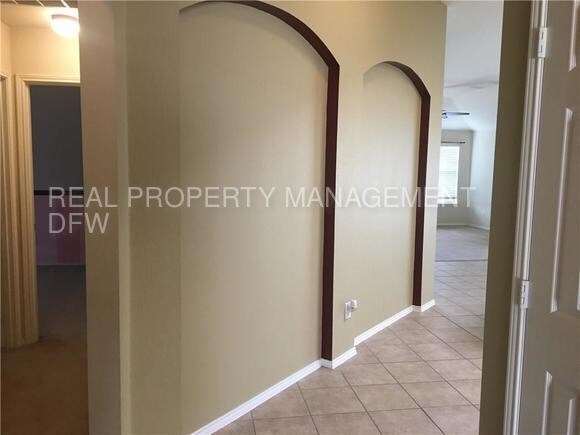 Building Photo - 2815 Oak Crest Dr