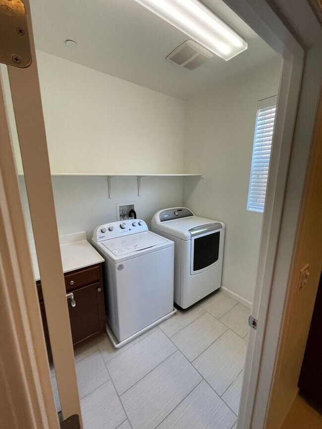 Building Photo - Great and well maintained three level 2 Be...
