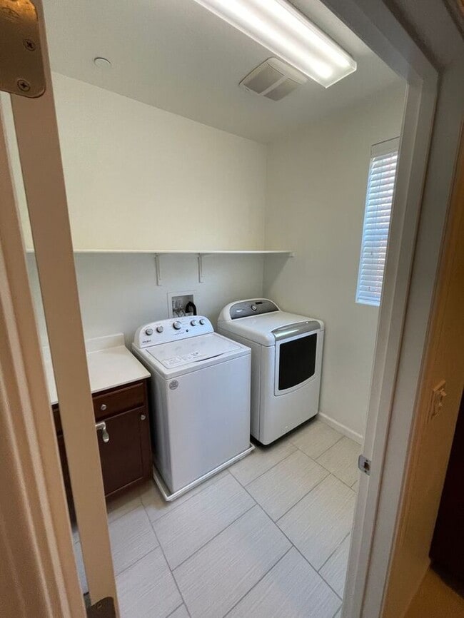 Foto del edificio - Great and well maintained three level 2 Be...