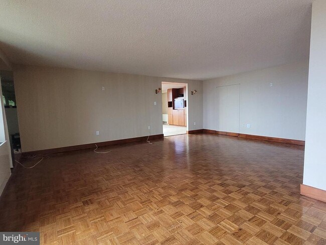 Building Photo - 604-36 S Washington Square