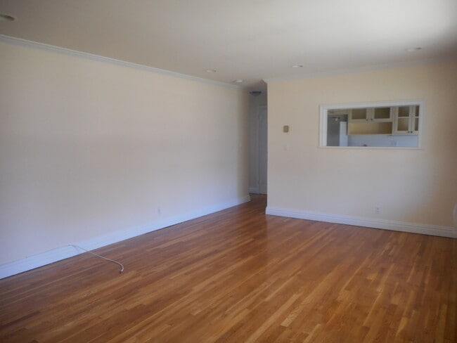Building Photo - 545 Forest Ave