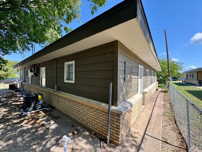 Building Photo - 306 W Valley Rd