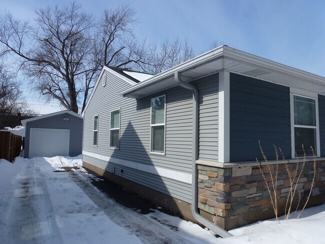 Building Photo - Rent Controlled Single Level Living - 3 Bedroom / 1 Bathroom Home!