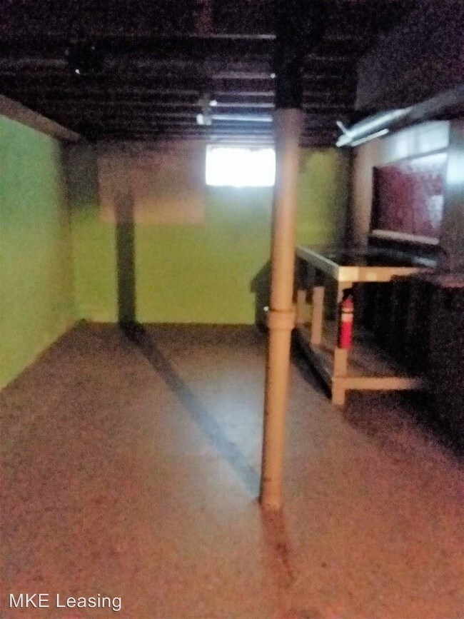 Building Photo - 3 br, 1 bath House - 4728 N 79th St