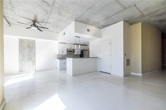 Building Photo - 335 W Ponce de Leon Ave