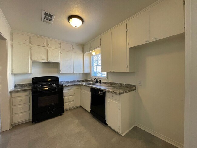 Foto del edificio - Beautiful 3 bedroom 2 bath with garage!