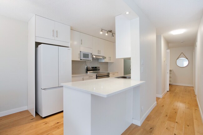 Cuisine - 1033 15 Av SW