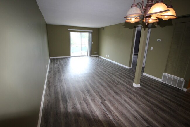 Building Photo - 1 Bedroom condo off of Shelbyville Rd