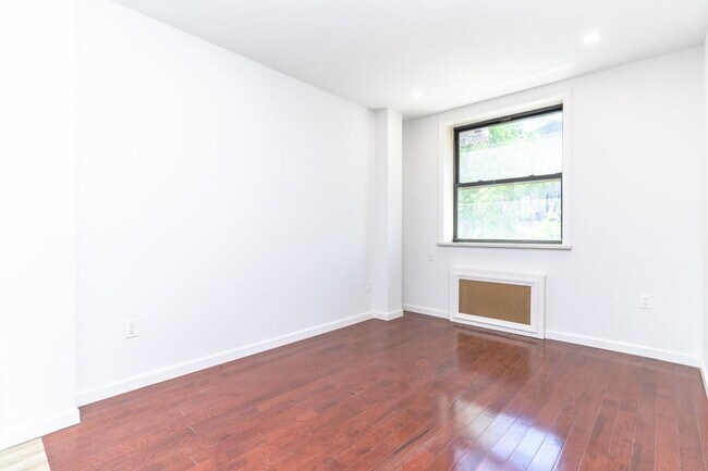 Building Photo - 323 49th St
