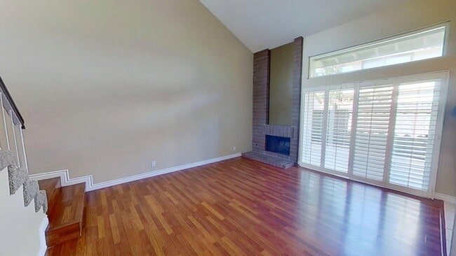 Building Photo - Spacious 2 Bed 2.5 Bath Townhouse in Irvine!