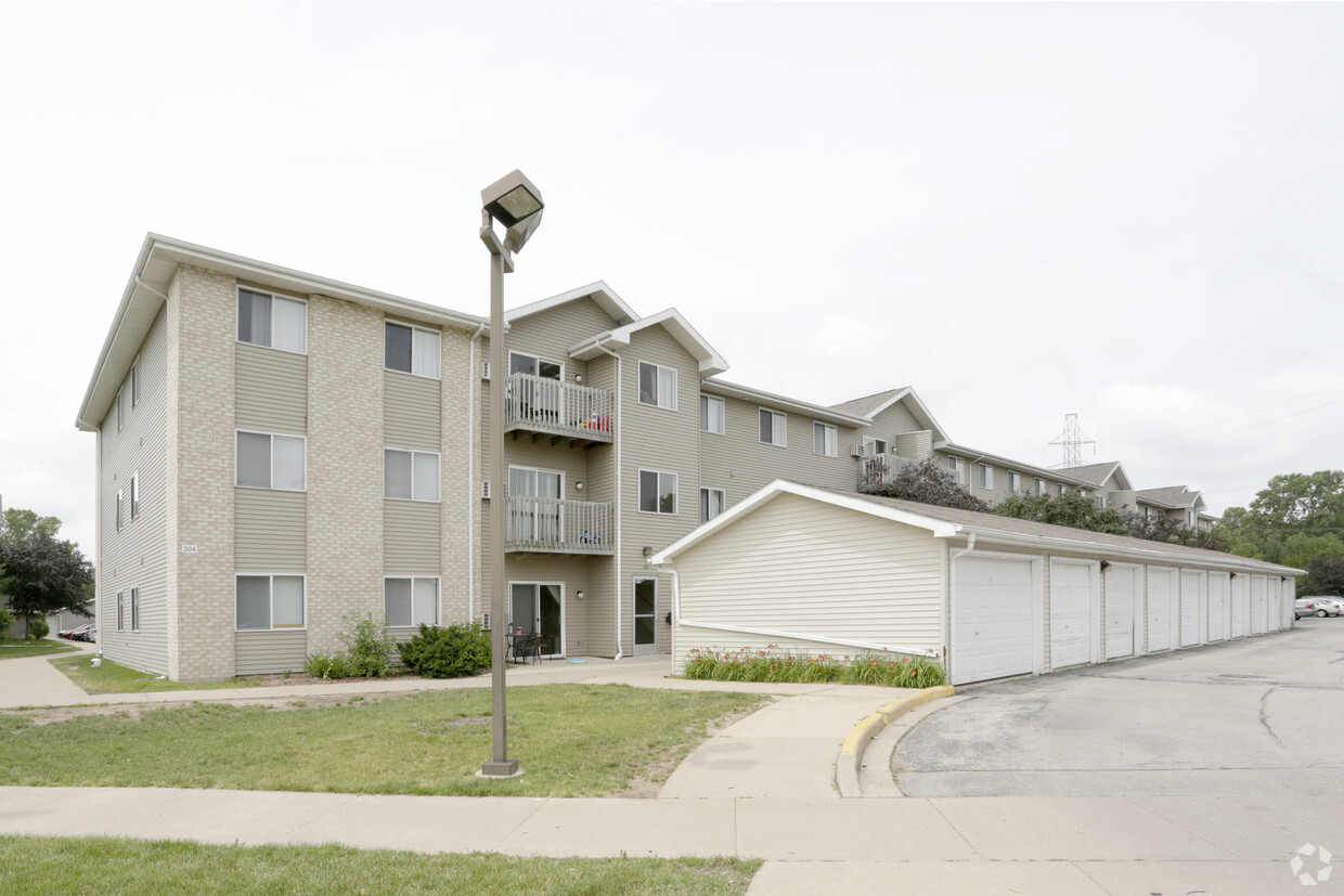 Foto principal - Fox Valley Meadows Apartments