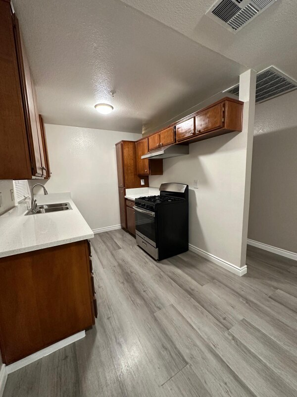 Foto del edificio - 16645 Valencia Ave