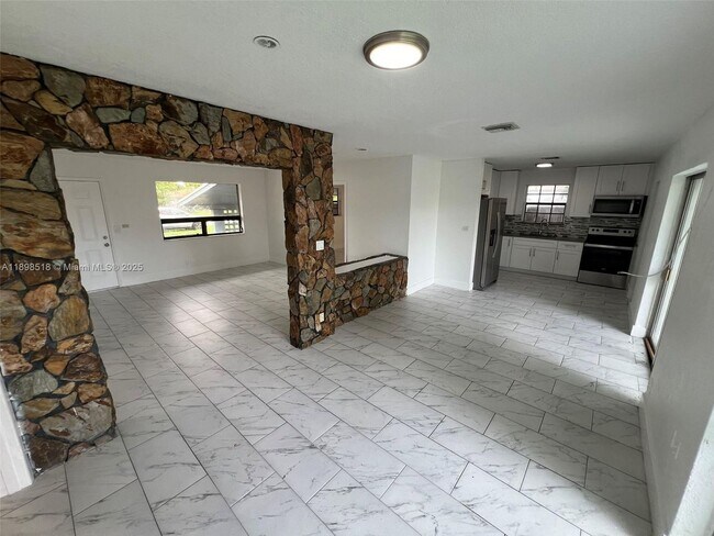 Foto del edificio - 4421 NW 33rd St