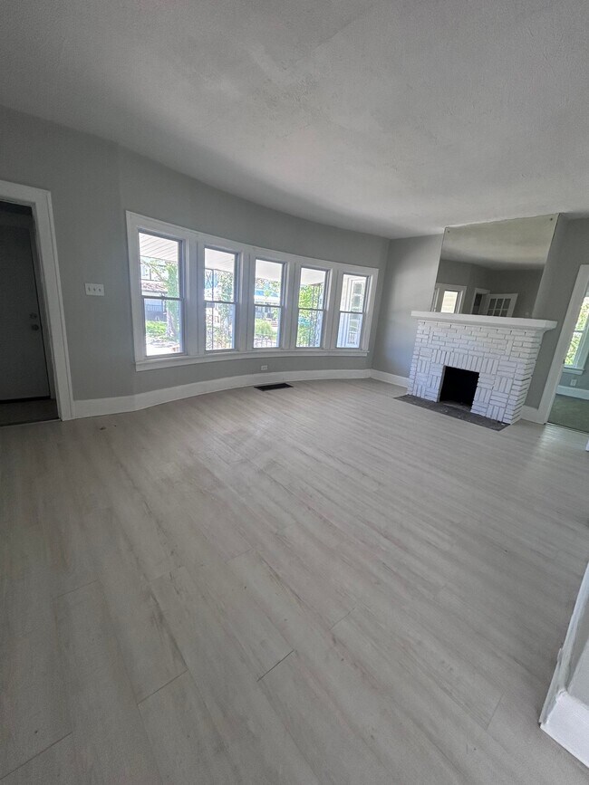 Foto del edificio - 1523 Hillcrest Rd