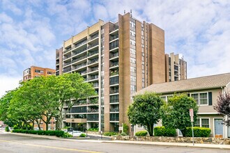 Building Photo - 44 Strawberry Hill Ave
