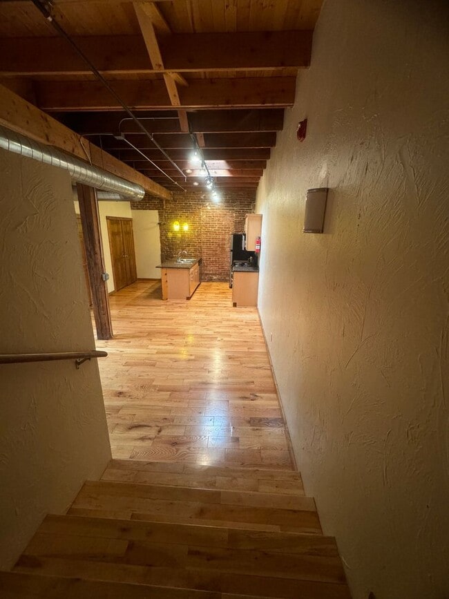 Building Photo - Beautiful 1 bedroom 1 full bath Loft avail...