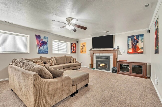 Foto del edificio - Beautiful home in South Ogden near Weber S...