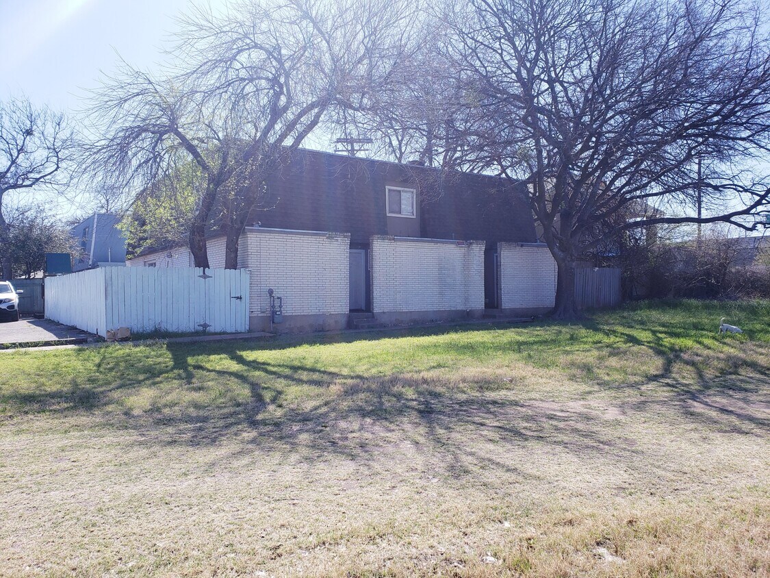Quiet fourplex surrounded by trees. Your front door opens to a huge grass field! - 2405 Mission Hill Dr