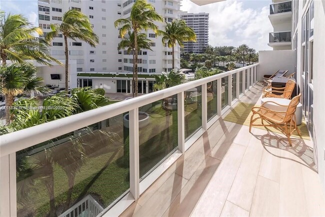 Foto del edificio - 10275 Collins Ave