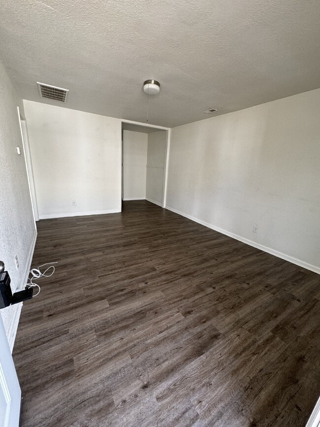 Building Photo - Newly Renovated 1 bedroom, 1 bathroom apar...