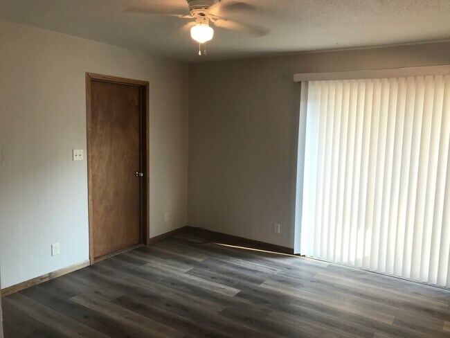 Foto del edificio - 216 E 3rd St