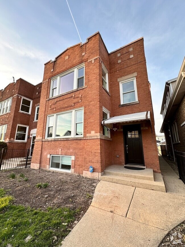 Building Photo - 5224 W Roscoe St