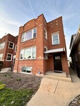 Building Photo - 5224 W Roscoe St