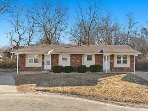 Building Photo - 12 Manor Dr