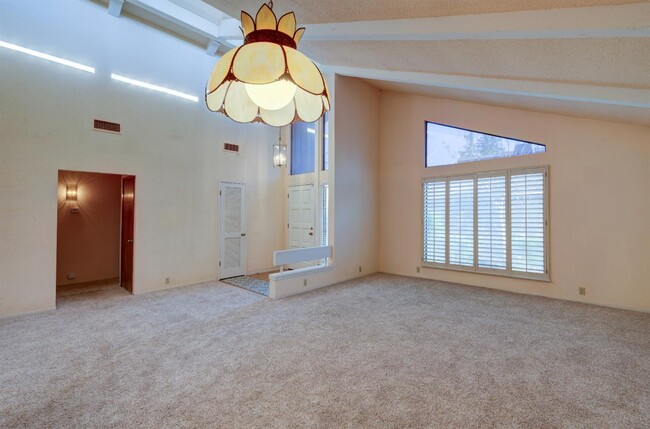 Foto del edificio - 6260 N Palm Ave