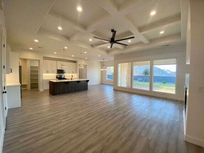 Foto del edificio - SPACIOUS HOME FOR RENT!