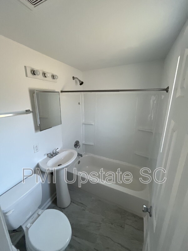 Building Photo - 201 Chandler Dr