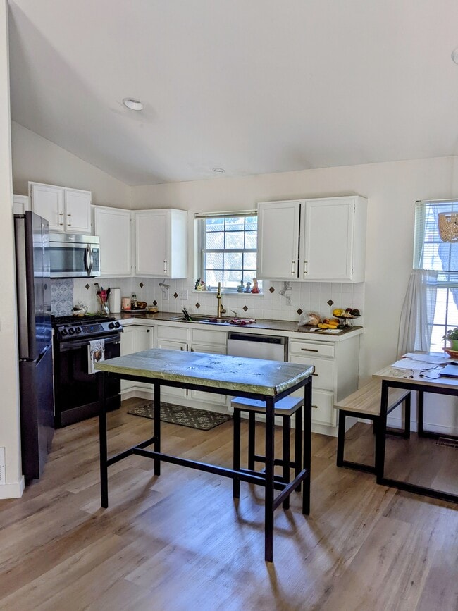 Building Photo - 2060 Stoney Hill Ct