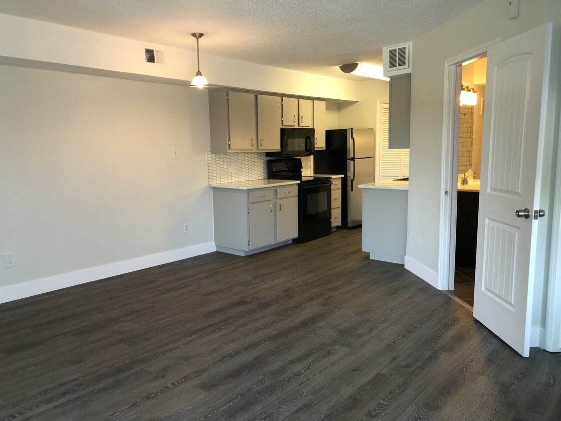 Living room into kitchen - 1820 W Newland Ct