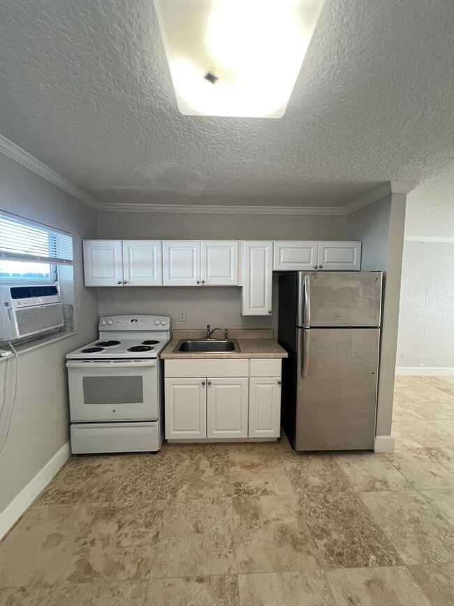 Building Photo - Fantastic Neptune Beach Rental - 1 block from the beach!