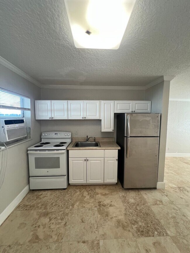 Foto del edificio - Fantastic Neptune Beach Rental - 1 block from the beach!