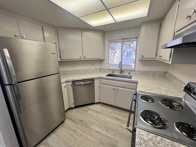 Building Photo - 1018 Cedar Gables Dr