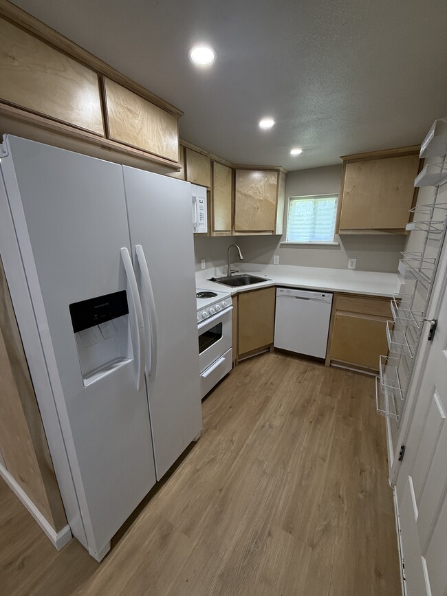 Kitchen - 6838 Burkett St