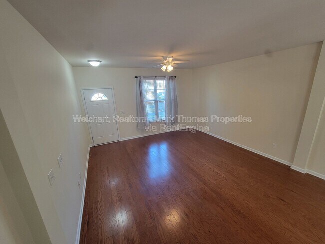 Foto del edificio - 100 Stratford Lakes Dr