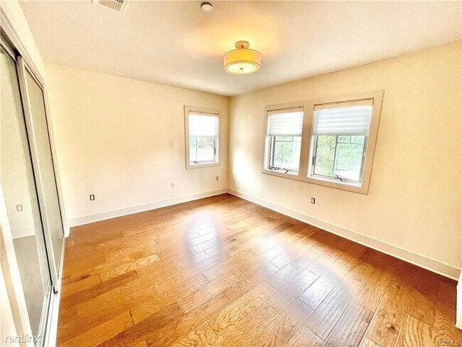 Building Photo - 4 br, 3 bath House - 705 S Mentor Ave