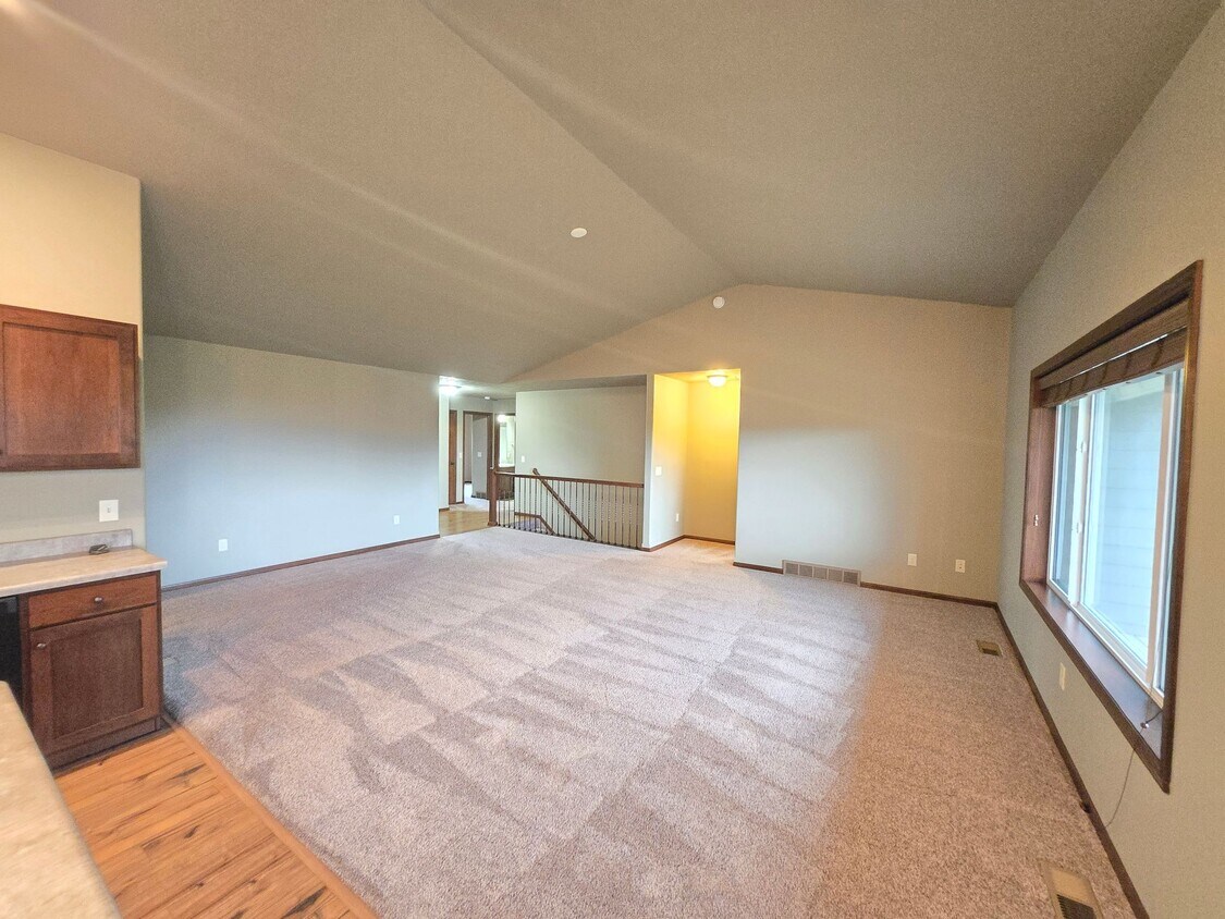 Foto principal - Spacious 3 Bed 2 Bath Twinhome | East Siou...