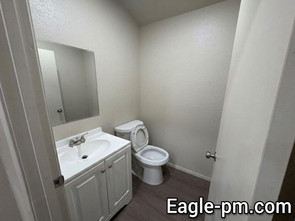 Foto del edificio - 712 Coyne Ave