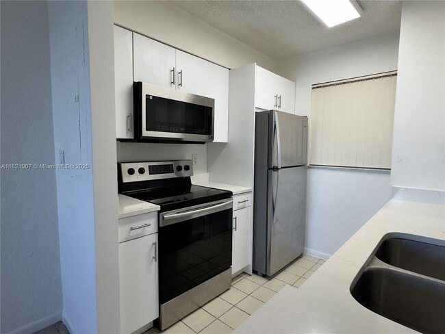 Building Photo - 2831 N Oakland Forest Dr