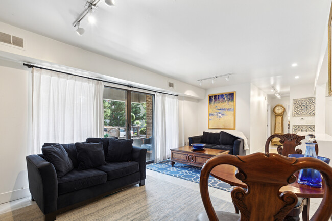 Perfect Family room - 302 Forbes St