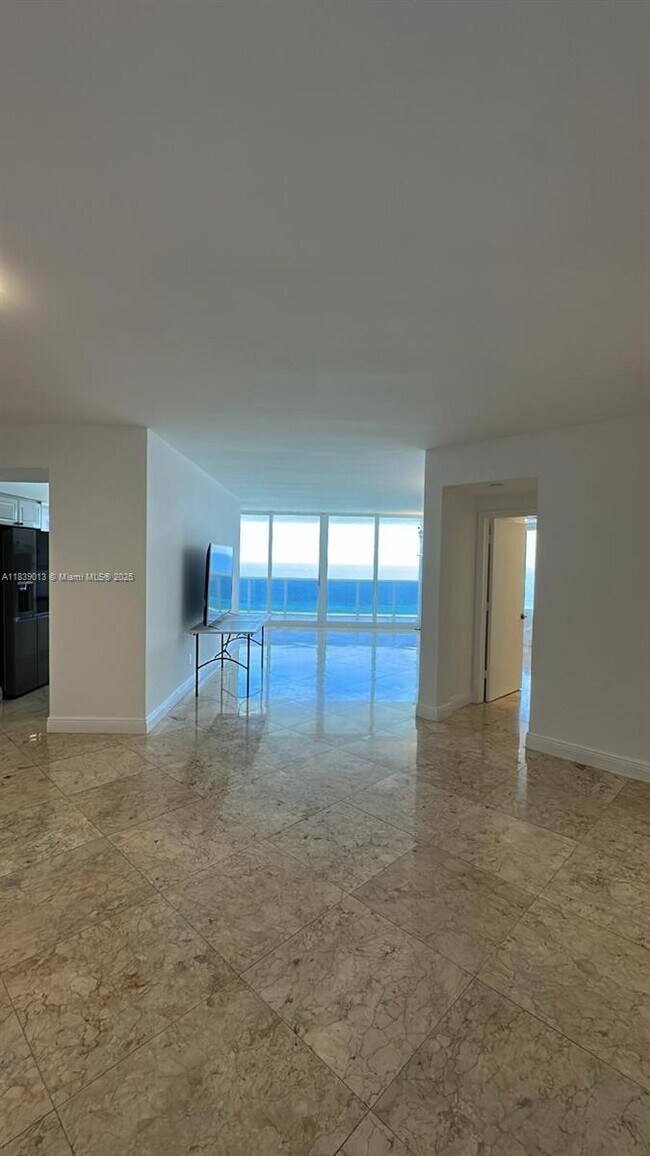 Building Photo - 4775 Collins Ave