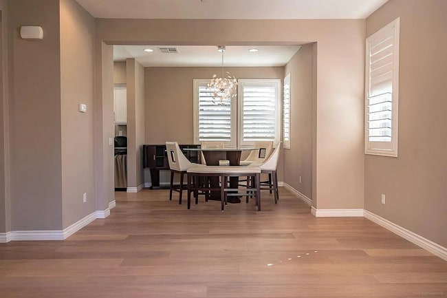 Building Photo - 225 Royal Glen