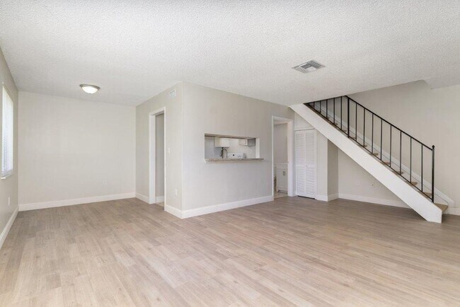 Foto del edificio - Lovely 2 Bedroom Condo Now Available - Pine Shadows Close to Valencia