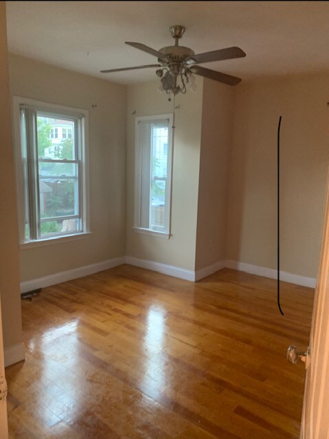 LIVING ROOM - 20 Essex Ct