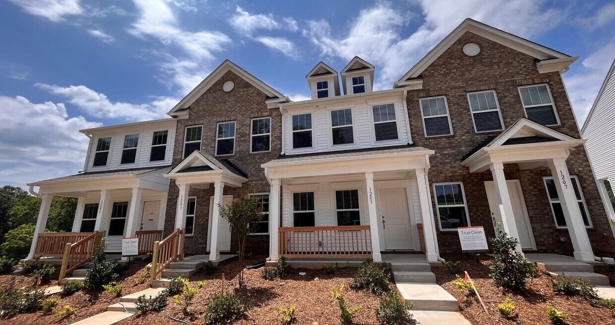 Foto principal - 2 br 2.5 ba townhome, close to I-85, dining and shopping -AVAILABLE January 31st